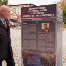Na zdjęciu: prezydent Michał Zaleski ogląda planszę wystawy poświęconej policji