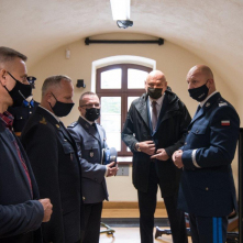 Na zdjęciu: prezydent Michał Zaleski wraz z policjantami ogląda wystawę poświęconą historii policji