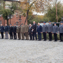 Na zdjęciu: goście otwarcia wystawy nt. historii policji stoją na dziedzińcu Muzeum Twierdzy Toruń