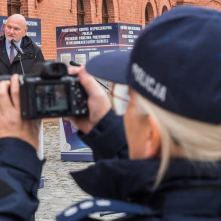Na zdjęciu: policjantka robi zdjęcie przemawiającemu prezydentowi Michałowi Zaleskiemu