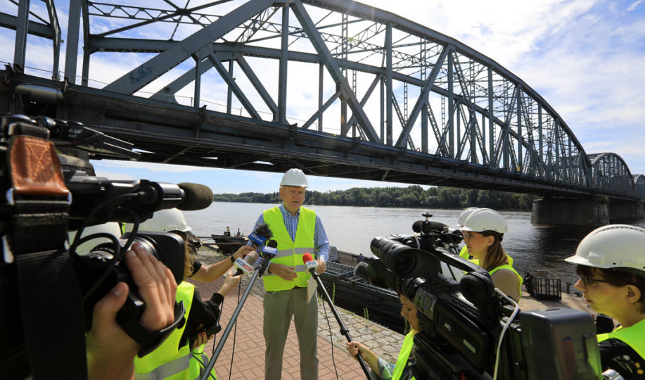 Na zdjęciu: prezydent i dziennikarze przed mostem
