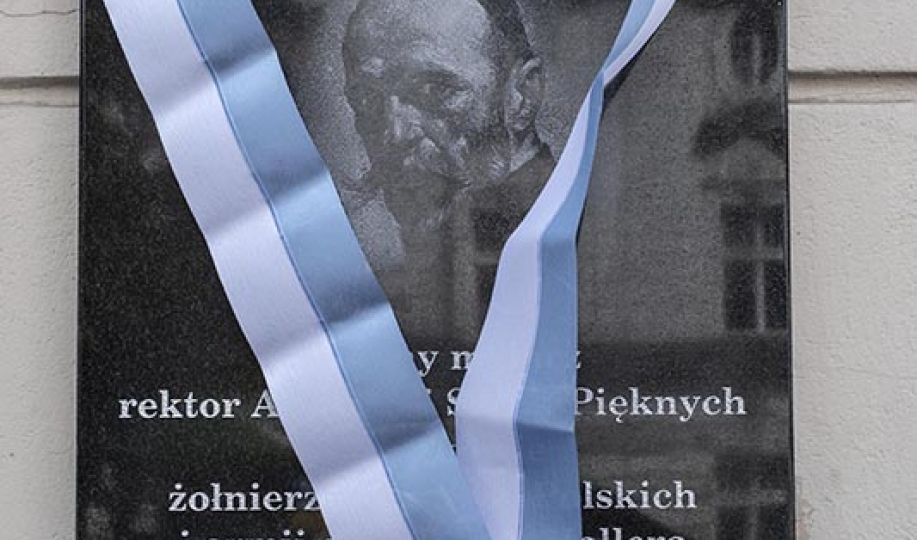Na zdjęciu: tablica upamiętniająca Juliana Fałata z biało-niebieską wstęgą