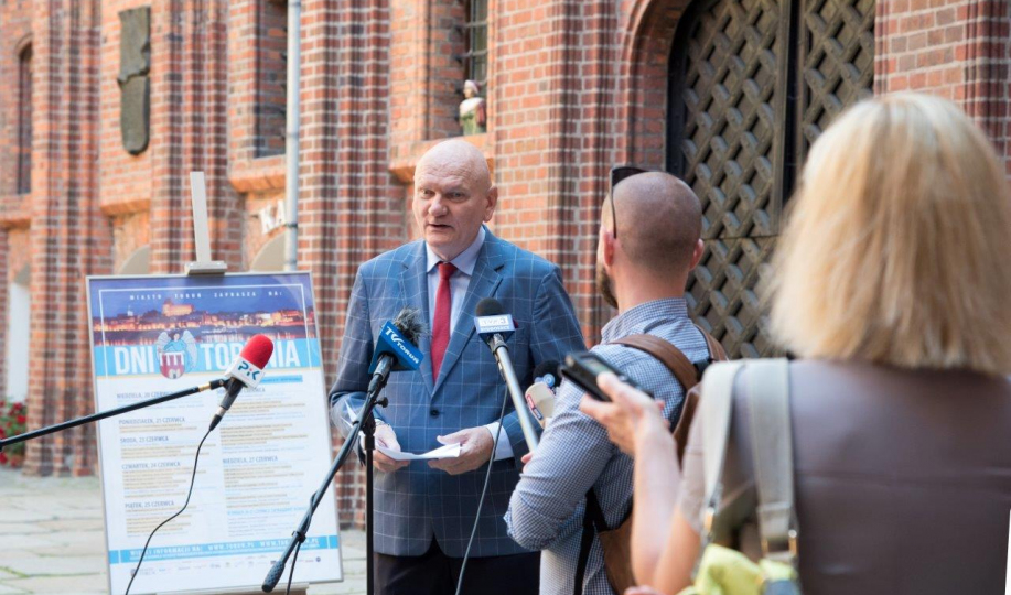 prezydent Michał Zaleski udziela wywiadu dziennikarzom
