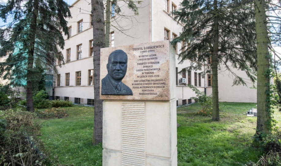 Na zdjęciu obelisk upamiętniający leśnika Teofila Lorkiewicza 