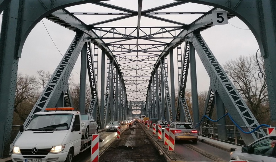Sfrezowana nawierzchnia jezdni na moście Piłsudskiego i jadące samochody