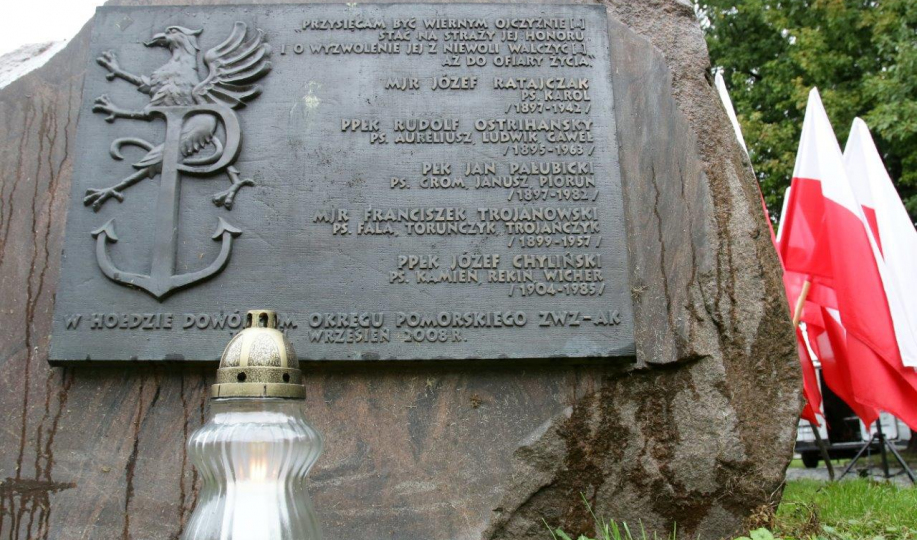 Tablica na obelisku, na której sa nazwiska poległych dowódców okręgu pomorskiego  ZWZ-AK