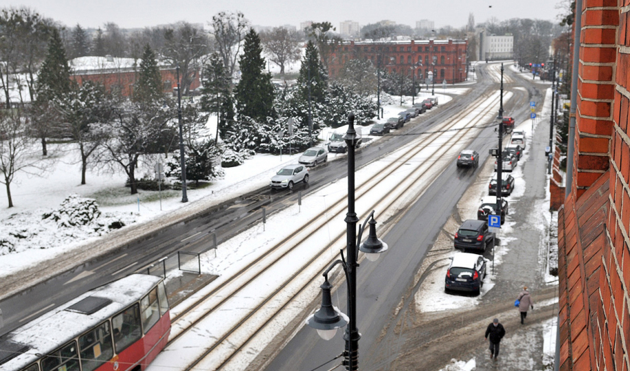 Widok na zaśnieżoną ulicę Wały gen. Sikorskiego w Toruniu