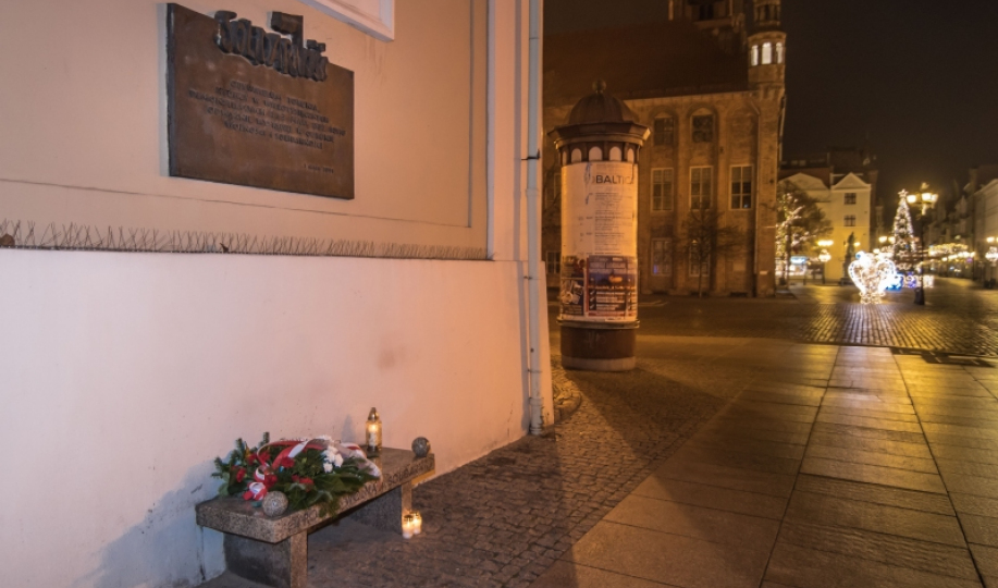 Na zdjęciu tablica upamiętniająca wydarzenia stanu wojennego w Toruniu na kościele akademickim