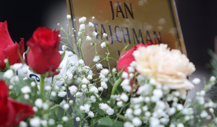 Kwiaty i tabliczka z imieniem i nazwiskiem prof. Jana Tajchmana