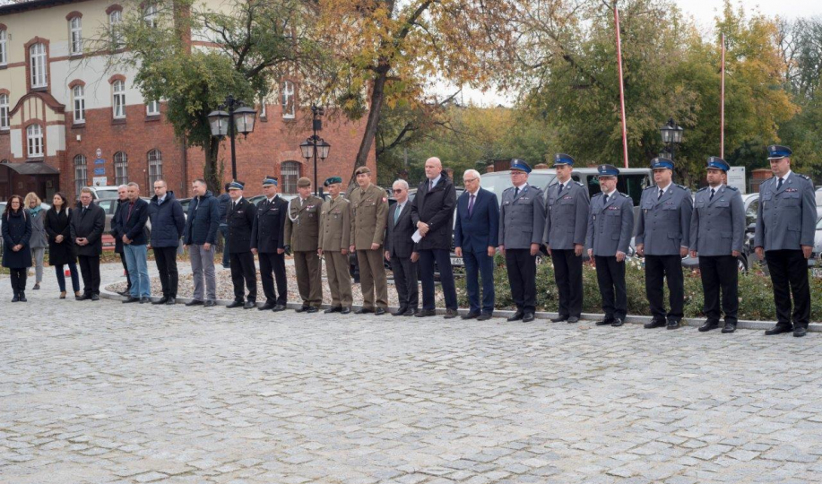 Na zdjęciu: goście otwarcia wystawy nt. historii policji stoją na dziedzińcu Muzeum Twierdzy Toruń