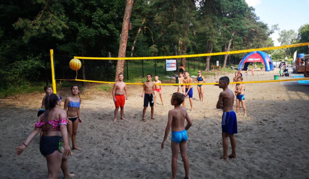 Na zdjęciu: dzieci grające w siatkówkę plażową