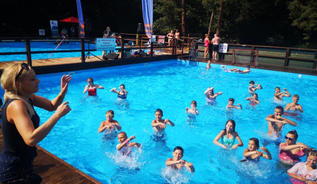 Na zdjęciu: uczestnicy zabawy podczas zabaw rekreacyjnych w wodzie