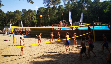 Na zdjęciu: uczestnicy zabaw podczas gry w siatkówkę plażową