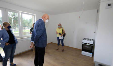 Na zdjęciu prezydent Michał Zaleski przygląda się mieszkaniom