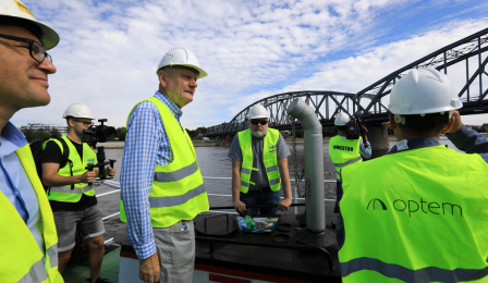 Na zdjęciu: prezydent Michał Zaleski obserwuje prace na moście