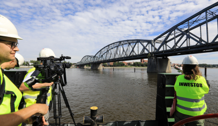 Na zdjęciu: fotoreporterzy fotografujący most