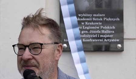 Na zdjęciu: Mirosław Kuklik i tablica poświęcona Julianowi Fałatowi