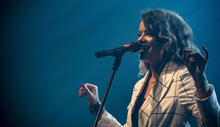 Na zdjęciu Ewa Żydołowicz śpiewa