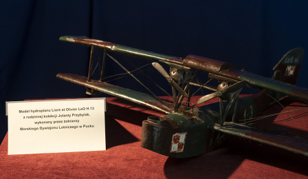 model samolotu na wystawie