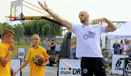 Marcin Gortat pokazuje uczestnikom wydarzenia, jak prawidłowo rzucać piłkę do kosza