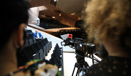 Prezydent Michał Zaleski pozuje do zdjęcia podczas wywiadu udzielanego telewizji hiszpańskiej, na pierwszym planie widać kamerę
