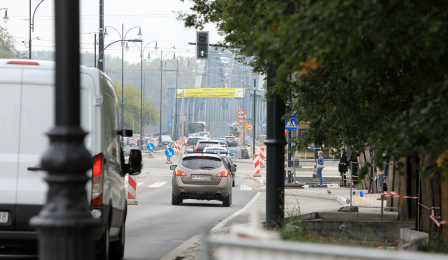 Samochody jadące w stronę mostu przebudowywaną aleją św. Jana Pawła II 