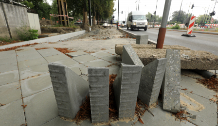 Trojkątne bloczki betonowe na budowie chodnika w alei św. Jana Pawła II