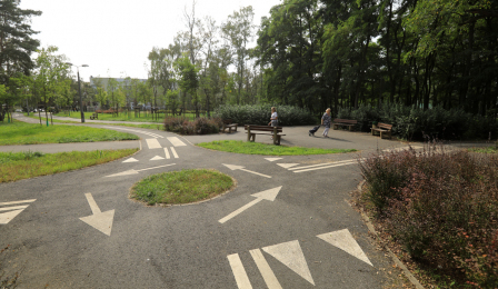 Na zdjęciu: rondo w parku za Maciejem