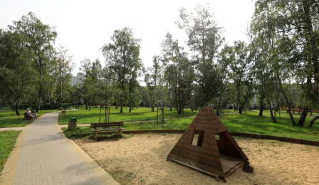 Na zdjęciu: strefa rekreacji w parku za pawilonem Maciej