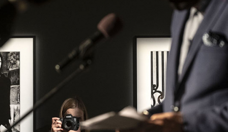 Na zdjęciu prezydent Michał Zaleski przemawia w tle fotograf robi mu zdjęcie