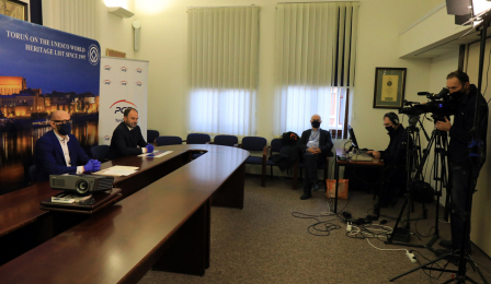 Zastępca prezydenta Zbigniew Rasielewski i Adam Banaszak, wiceprezes PGE Toruń oraz ekipa telewizyjna podczas nagrywania konferencji prasowej dotyczącej wsparcia inicjatyw lokalnych przez PGE