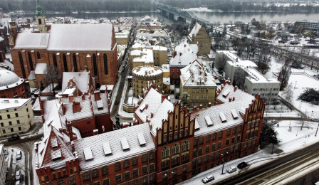 Widok na zimowy Toruń z lotu ptaka od strony Collegium Maius UMK