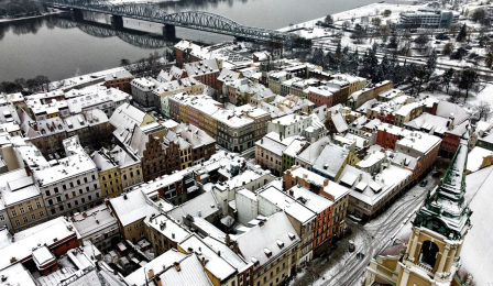 Widok na zimowy Toruń z lotu ptaka - widok w stronę mostu Piłsudskiego