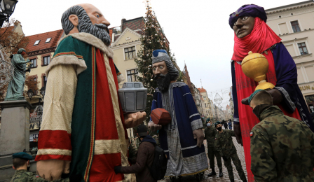 Figury trzech króli stoją na Rynku Staromiejskim