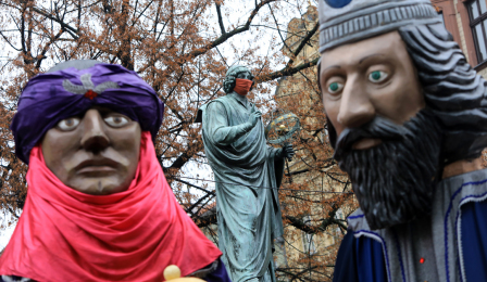 Dwie z figur trzecjh króli pomiędzy nimi widać pomnik Mikołaja Kopernika