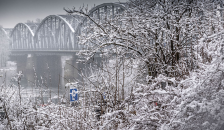 Most Piłsudskiego w Toruniu w śnieżnej scenerii, fot. Wojtek Szabelski