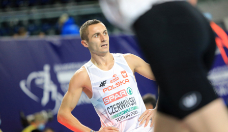 Smutny Adam Czerwiński po nieudanym biegu na 1500 m