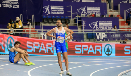 Grecki zawodnik stoi na bieżni po biegu na 1500 m.