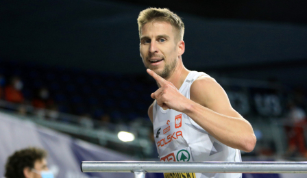 Marcin Lewandowski cieszy się po udanym biegu na 1500 m.