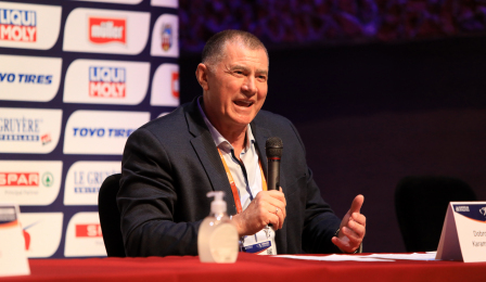 Prezes Europejskiego Związku Lekkiej Atletyki Dobromir Karamarinov przemawia w czasie konferencji.
