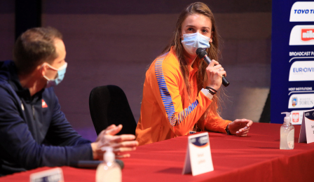 Holenderska biegaczka Femke Bol przemawia na konferencji.