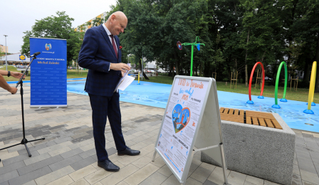 Prezydent Michał Zaleski patrzy na plakat z informacjami na temat akcji Lato bez nudy