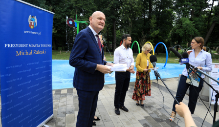 Prezydent Michał Zaleski oraz przedstawiciele magistratu podczas konferencji prasowej "Lato bez nudy w Toruniu" zorganizowanej przy Aqua Toruń