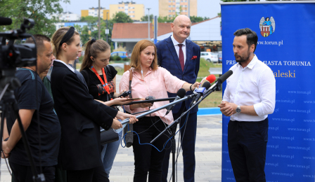 Marek Osowski, zastępca dyrektora Miejskiego Ośrodka Sportu i Rekreacji udziela wypowiedzi dla mediów, obok stoi prezydent Michał Zaleski