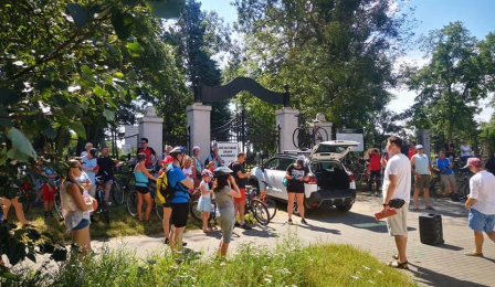 Na zdjęciu uczestnicy historycznego rajdu rowerowego przy bramie cmentarza garnizonowego przy ul. Wybickiego