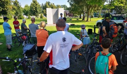 Na zdjęciu uczestnicy historycznego rajdu rowerowego przy pomniku Ofiar Zbrodni Pomorskiej