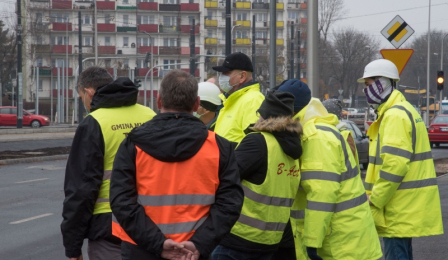 Na zdjęciu prezydent Michał Zaleski oraz przedstawiciele urzędu oraz wykonawcy sprawdzają prace przy placu Niepodległości