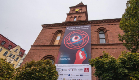 Ogromny plakat na ścianie siedziby Fundacji Tumult, informujący o festiwalu EnergaCamerimage