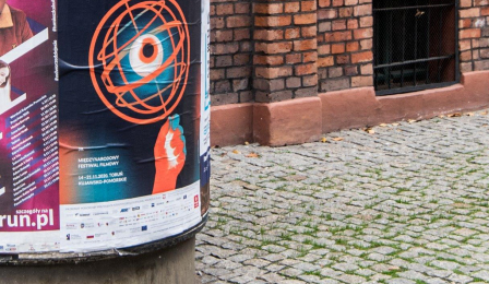 Plakat festiwalu EnergaCamerimage na słupie w mieście