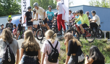Na zdjęciu publiczność obserwuje zawodnika na rowerze na pumptracku